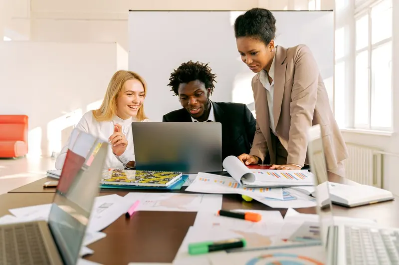 Équipe tech en collaboration autour d’un ordinateur