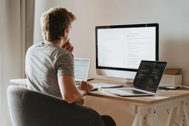 Développeur logiciel au travail, débuts startup